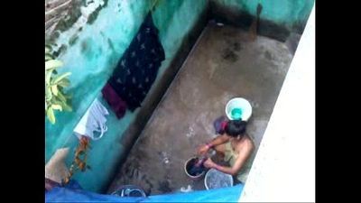 Desi odia verheiratet Mädchen waschen utensil zeigen schön Titten 3 min