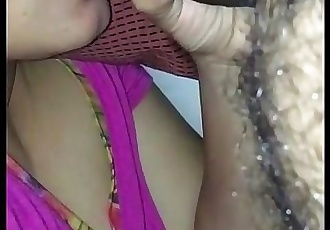 indyjski Desi gospodyni Ssać i Dając duże Sex oralny Wow Tak sexy seks wideo Oglądać indyjski seks 2 min