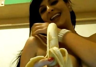 Naughty Indian babe sucking a banana on camera - cam-sluts.com - 3 min