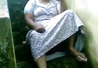Indische busty Hausfrau auszusetzen Ihr pussy sitzen außerhalb Ihr Haus 1 min 1 sec