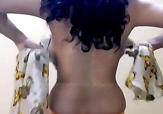 भारतीय चाची साड़ी draping दिखा रहा है पक्ष स्तन 5 मिन 720p