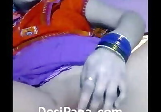 भारतीय चाची हस्तमैथुन कमबख्त उसके रसदार चूत के साथ उंगलियों