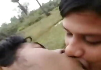 भारतीय प्रेमिका भावुक चुंबन