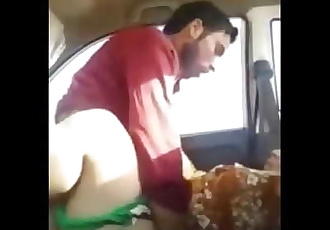 Desi couples fuck in the car