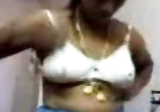 الساخنة southindian التيلجو عمتي shamalas الثدي تظهر إلى لها العملاء