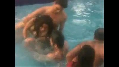 teen Hint öğrenciler oyun çıplak içinde havuz 2 min