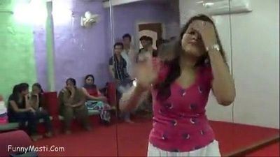 Indische Mädchen Tanz auf hindi Dirty song 1 min 34 sec
