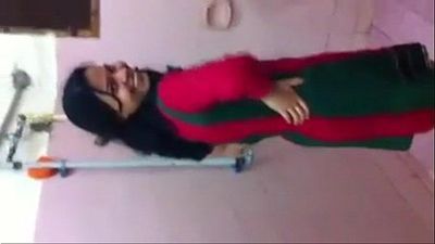 indiase Desi tamil meisje gedwongen naar uitkleden en toon haar hemelse donker Tieten 3 min
