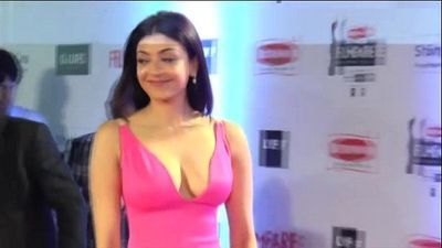 Kajal Aggarwal Hot boobs Cleavage Show At Filmfare Awards 2016 - 1 min 32 sec