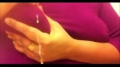 busty 인도 여자 을 표현하는 유방 우유 2 min