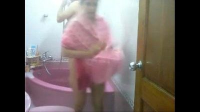 Desi Couple Taking Bath Together In Bathtub - 6 min