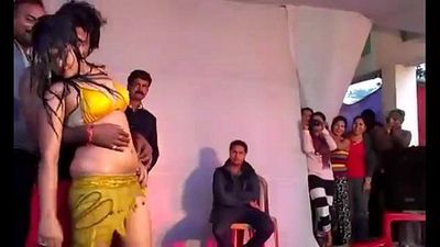 hot indiase meisje dansen op podium 3 min