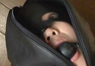ballgagged Asiatische Mädchen gebunden in ein Leder sleepsack gehänselt und vibed 38 min